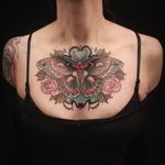 Beautiful moth tattoo by Santi Bord #moth #roses #rose #neotraditional #SantiBord