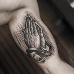 A beautifully shaded and stippled pair of handcuffed hands in prayer by Dmitry Troshin. Via Instagram mistertroshin #blackandgrey  #Christian #DmitryTroshin #realism