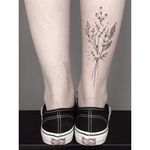 Fine line posy tattoo by Lara Maju. #LaraMaju #fineline #handpoke #germany #hamburg #posy #flower #subtle #pointillism