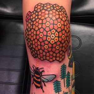 Awesome knee tattoo by Tomas Garcia. #tomasgarcia #kneetattoo #dots #beehive #bee
