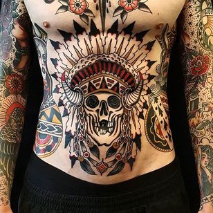 Tatuaje de calavera de nativo americano por Jesper Jørgensen