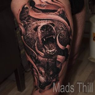Tatuaje decorativo de piel rasgada de lobo y oso de Mads Thill.  #gris negro #realismo #lobo #oso #piel acanalada #decorativo #MadsThill