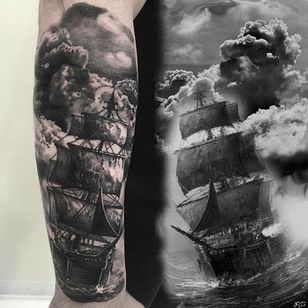 Tatuaje de barco por Maksims Zotovs #BlackandGrey #BlackandGreyRealism #RealismTattoos #BlackandGreyTattoos #MaksimsZotovs