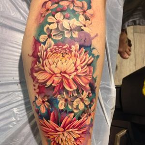 Chrysanthemum and cherry blossom tattoo by Amy Autumn #AmyAutumn #cherryblossom #flower #realism #colour #cherryblossom