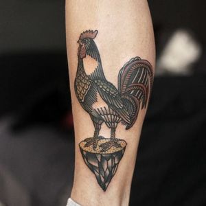 Super cool rooster tattoo done by Ibi Rothe. #IbiRothe #traditionaltattoo #boldtattoos #rooster