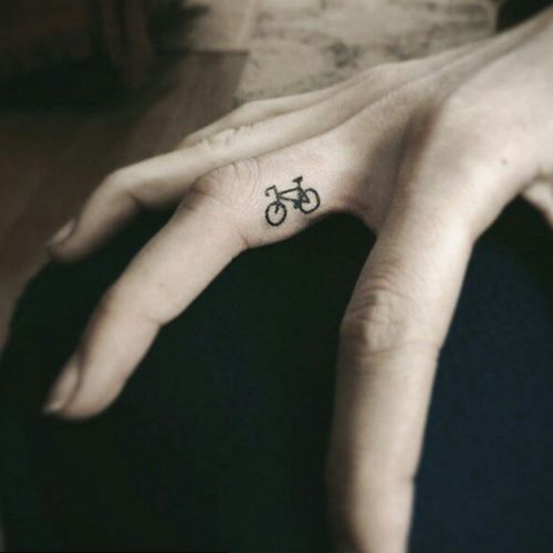 Sweet linework bicycle finger tattoo by @ahmet_cambaz from Instagram #fingertattoo #bicycletattoo #bicycle #fineline #linework #blackwork #simple #delicate