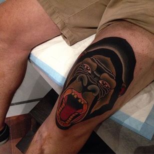 Tatuaje tradicional de rodilla de gorila.  Tatuaje tradicional de Emmet Jace.  #tradicional #gorilla #neotradicional # caro #EmmetJace