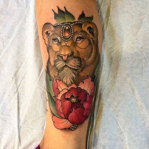 Neo traditional lioness tattoo by Ian Caroppoli #lioness #IanCaroppoli #neotraditional #peony