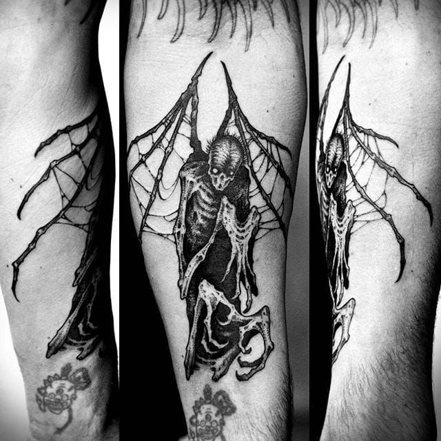 Tatuaje de una criatura alada espeluznante de Sergei Titukh.  #SergeiTitukh #blackwork # espeluznante # pesadilla # criatura # espeluznante # oscuro # monstruo