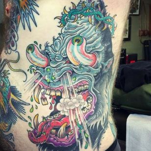 Impresionante tatuaje lateral tonto por Gregory Whitehead @Greggletron