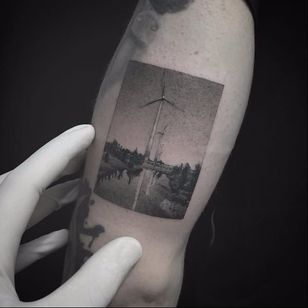 Tatuaje de molino de viento en miniatura hiperrealista de Fillipe Pacheco #FillipePacheco #miniature #black grey #monochrome #realistic #windmill #scape