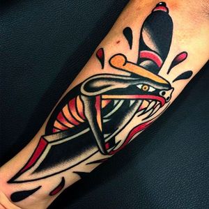 Brutal looking snake head and dagger, classic looking tattoo by Giacomo Fiammenghi. #giacomofiammenghi #snake #dagger #traditional #coloredtattoo #brightandbold