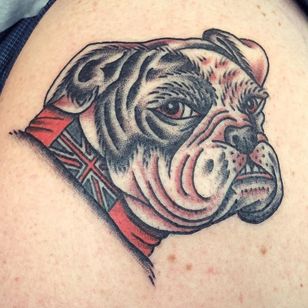 Татуировка британского бульдога от Трона #Трон #потеря формы #собачьи татуировки #цвет #традиционный #собака #бульдог #портрет питомца #британский #британский флаг #флаг #животное