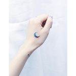Hand moon. (via IG - hktattoo_mini) #micro #mini #small #minilau #cosmic #pastel #space