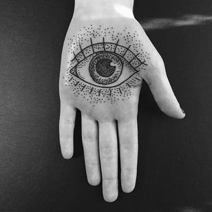 Tatuaje del ojo que todo lo ve por Karrie Arthurs @ThePaperweight #ThePaperWeight #KarrieArthurs #Black #Blackwork #Dotwork #Palmtattoo #Eye #Blackbirdelectrictattoo