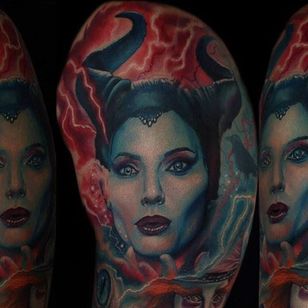 Un tributo a Torneroses Maleficent de Disney del portafolio de Mario Hartmann (IG — mario_hartmann_tattooist).  #color #Maléfica #MarioHartmann #retrato #realismo #La Bella Durmiente