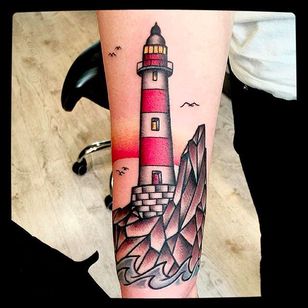 Tatuaje de faro tradicional por @Capratattoo #Capratattoo #traditional #black #red #SkullfieldTattoo #lighthouse #lighthouse tattoo