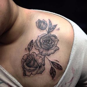 Rosas ficam lindas no blackwork sim #PolyannaCorrea #tattooartist #TatuadorasDoBrasil #brasil #brazil #brazilianartist #artistabrasileira #rose #rosa #flower #flor #blackwork #folhas #leafs
