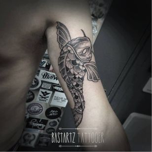 Tatuaje de pez koi de Bastartz #Bastartz #blackwork #geometric #koi #koicarp #koifish