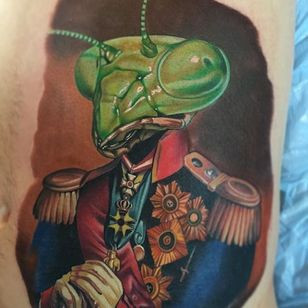 Tatuaje de una mantis religiosa por Paul Marino