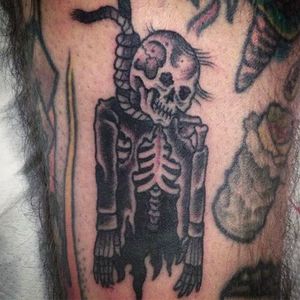 Corpse of the handed, crazy looking black tattoo by Simon Erl. #SimonErl #blackwork #traditionaltattoos #blacktattoos #DHARMAtattoo #noose #corpse #skeleton