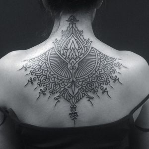 An outspoken piece of permanent henna by Gena Puhnarevich (IG—gena_tattooer). #blackwork #GenaPuhnarevich #mehndi