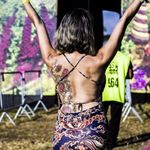 Dance lover enjoying some sun and music showing off her ink, photo by Rodrigo Zaim and Lucas Jacinto #tomorrowlandbrazil #festival #tattoostyle #RodrigoZaim #LucasJacinto #rose