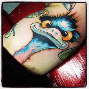 El travieso tatuaje de un emú de la nueva escuela sobresale de una axila.  Tatuaje de Blake Blame.  #emu #Australien #Australiananimal #Australianfauna #BlakeBlame #newschool