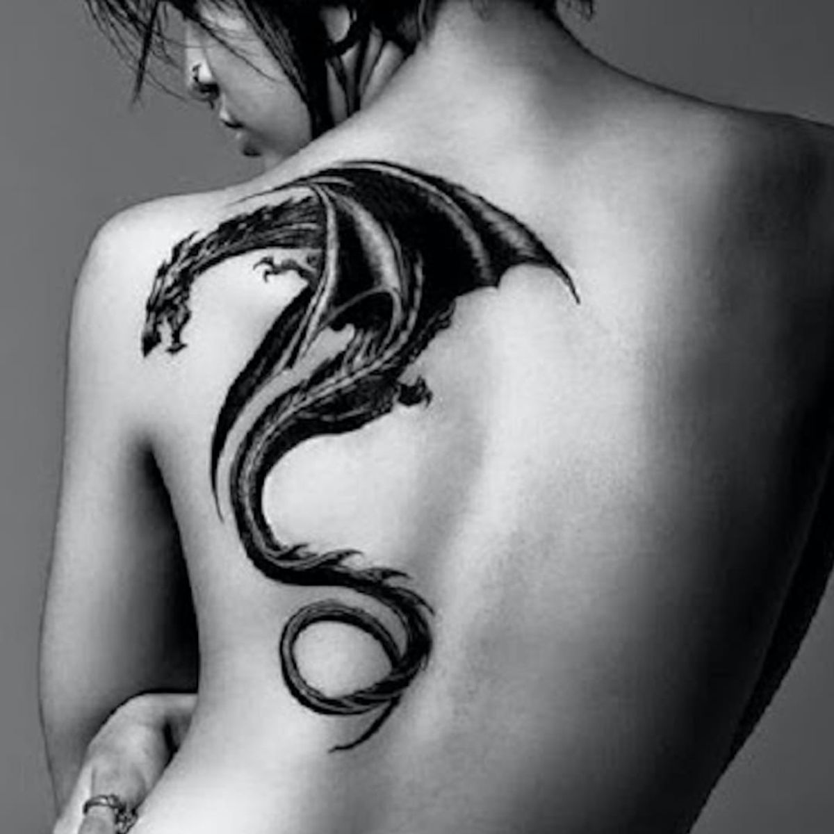 татуировка дракон на спине у девушки
