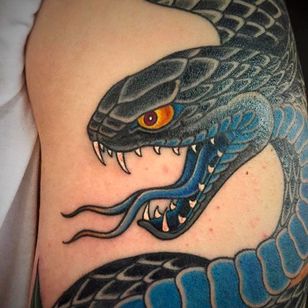 Imagen detallada de un increíble tatuaje de cobra realizado por Graham Beech.  # GrahamBøg #NeoTradicional #Tatuajes de animales #detalles #cobra #serpiente