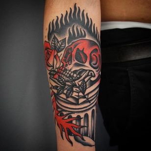 Tatuaje de calavera por Giacomo Sei Dita