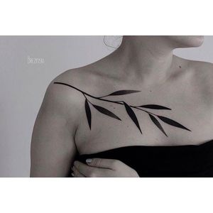 Leaves tattoo from shoulder to chest by Ilya Brezinski #Ilyabrezinski #ilyabrezinskitattoo #black #blackwork #minimalist #leaftattoo #leaves #leavestattoo #Minsk