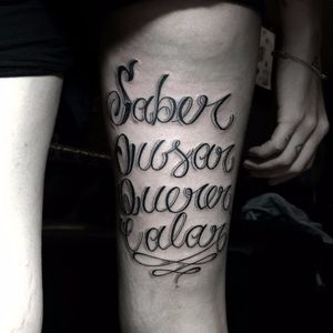 Tattoo por Rafew Oliveira! #Tatuadoresbrasileiros #tatuadoresdobrasil #tattoobrasil #Curitiba #lettering #caligrafia #frase
