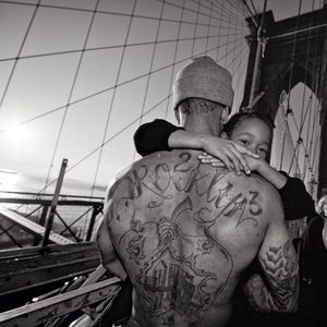 Jerell Williams carrying Fidel on the Brooklyn Bridge, image by Zun Lee #brooklynbridge #inspiration #tattooinspiration