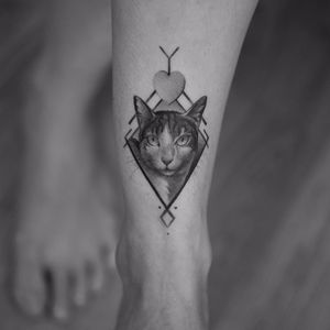 Kitty love by Fillipe Pacheco #Fillipepacheco #blackandgrey #realism #realistic #geometric #abstract #shapes #heart #cat #kitty #petportrait #dotwork #tattoooftheday