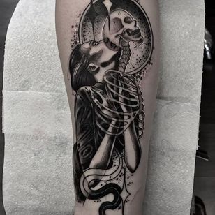 Tatuaje Blackwork de Neil Dransfield.  #NeilDransfield #blackwork #neotraditional # proyección astral # esqueleto # cráneo #mujer