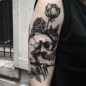 Skull tattoo by Alex @bellesetbuth via Instagram #skull #skulltattoo #blackwork #blckwrk #pointalism #flowers