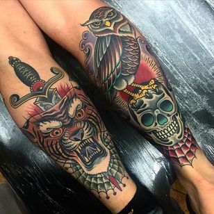 Tatuaje de pantorrilla por Daryl Williams #traditional #traditionaltattoos #americantraditional #oldchool #traditionalartist #DarylWilliams