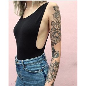 @rachelhauer is the queen of botanical tattoos #RachelHauer #botanical #blackandgrey