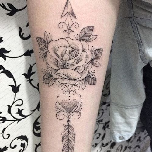 Tender and fine-lines rose and heart, by Suelyn Silveira (via IG—susilveiraink) #fineline #dotwork #suelynsilveira