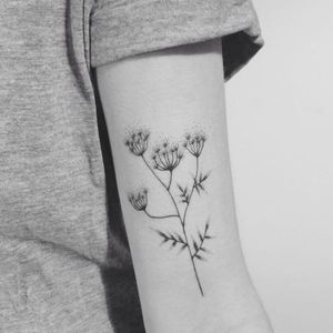 Fine line posy tattoo by Lara Maju. #LaraMaju #fineline #handpoke #germany #hamburg #posy #flower #subtle #pointillism