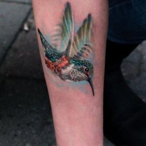 Anabi captures the blur of hummingbird wings in this one (IG—anabi_tattoo). #Anabi #color #hummingbird #realism