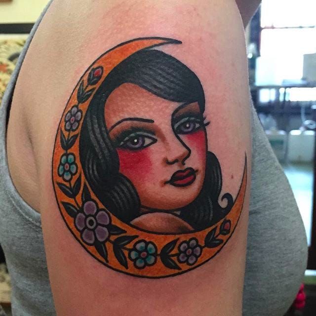 Cabeza de niña con luna creciente y algunas flores.  Fantástico tatuaje de Jaclyn Rehe.  #JaclynRehe #ChapelTattoo #traditional #girl #girlhead #girlgirlsgirls #moon #crescent #flowers