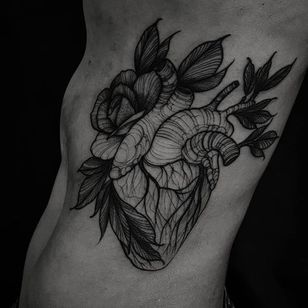 Tatuaje Blackwork de Felipe Kross.  #FelipeKross #blackwork #dotwork #anatomicalheart