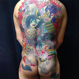 Hermoso tatuaje de guerrero en la espalda en estilo japonés realizado por Horimatsu.  #Horimatsu #Estilo japonés #Tatuaje japonés #horimono #writer #cabeza saltada #bushido
