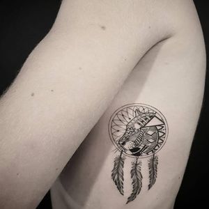 Love the placement with this dreamcatcher tattoo by Drag On #drag_on #dragtattoo #newyork #west4tattoo #dreamcatcher #dreamcatchertattoo #animal #blackwork #feather