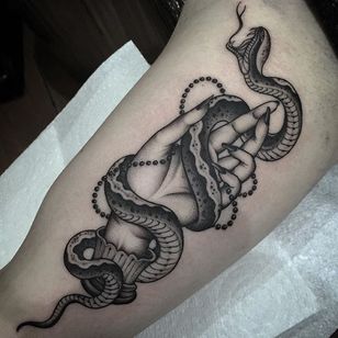 Tatuaje de mano de serpiente por Gianluca Fusco #snake #blackandgrey #blackandgreyart #fineline #blackandgreyartist #GianlucaFusco