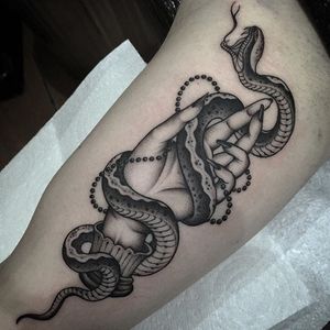 Snake Hand Tattoo by Gianluca Fusco #snake #blackandgrey #blackandgreyart #fineline #blackandgreyartist #GianlucaFusco