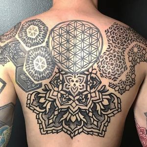 An intriguing sequence of blackwork geometry revolving around the Flower of Life by Nathan Mould (IG—nathanmouldtattoo). #blackwork #FlowerofLife #NathanMould #ornamental
