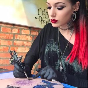 Červená Fox tattooing on a 'pound of flesh', photo from her Facebook page. #cervenafox #tattooing #tattoos